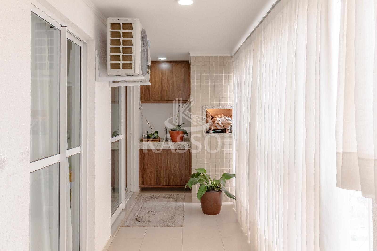 Apartamento com 1 suite e 2 quartos e 2 vagas lado a lado.
