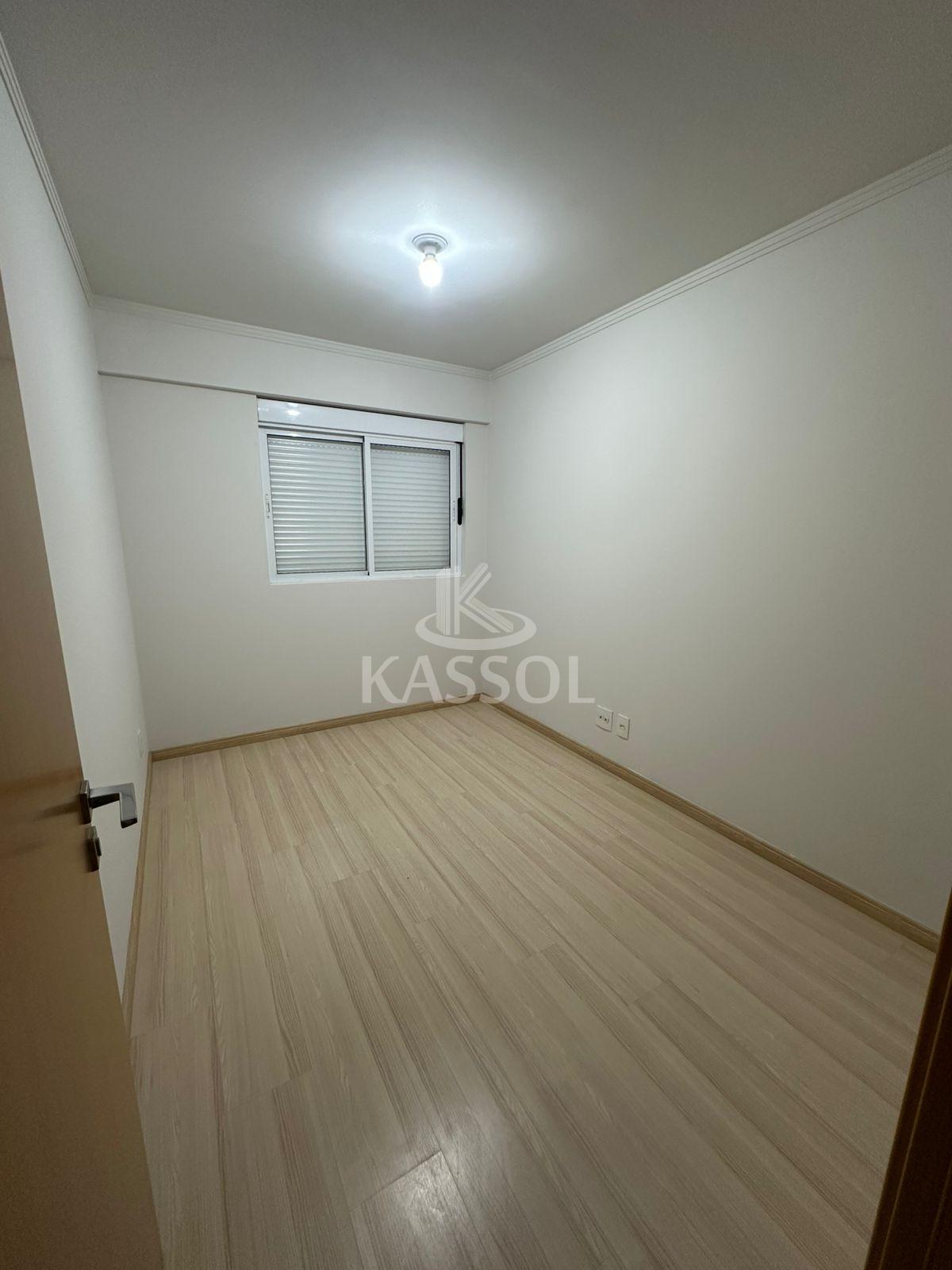 Apartamento com 01 Suite mais 02 Quartos ao lado da UNIPAR no centro!
