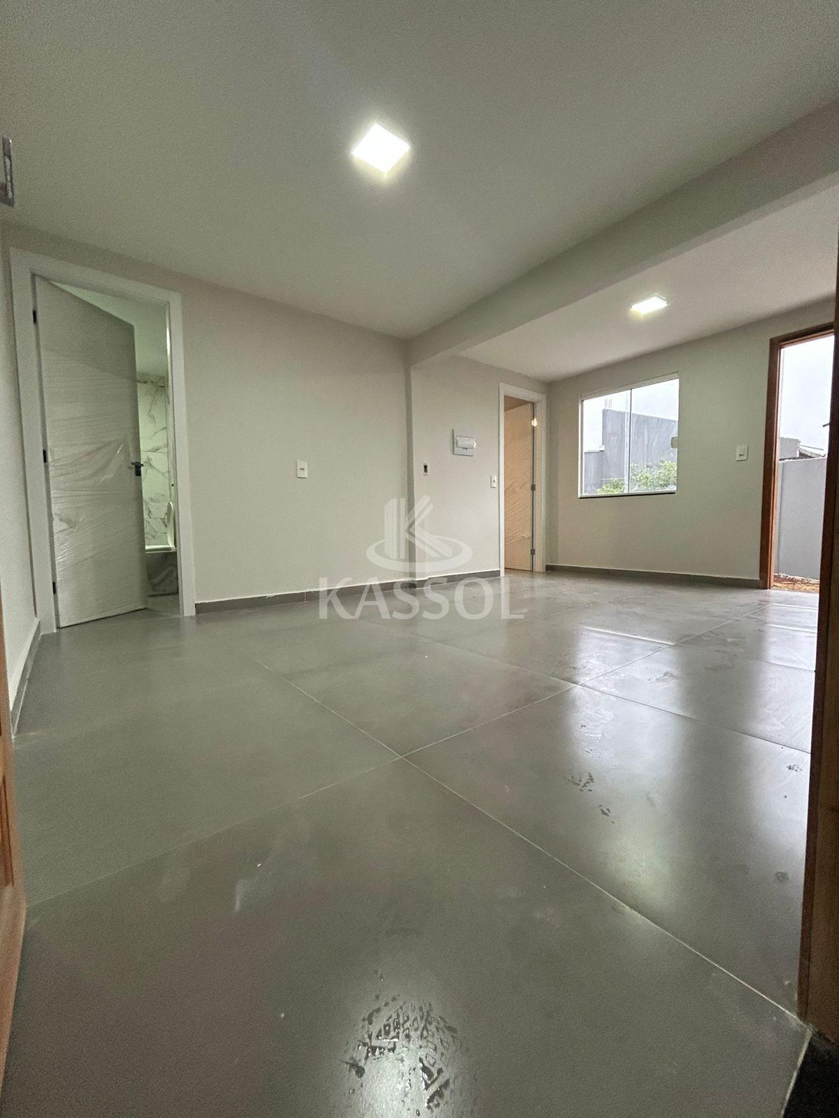 Casa reformada com 2 quartos e amplo jardim prximo ao Colgio Schuster