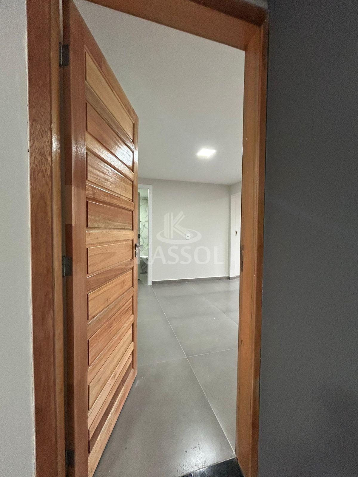 Casa reformada com 2 quartos e amplo jardim prximo ao Colgio Schuster