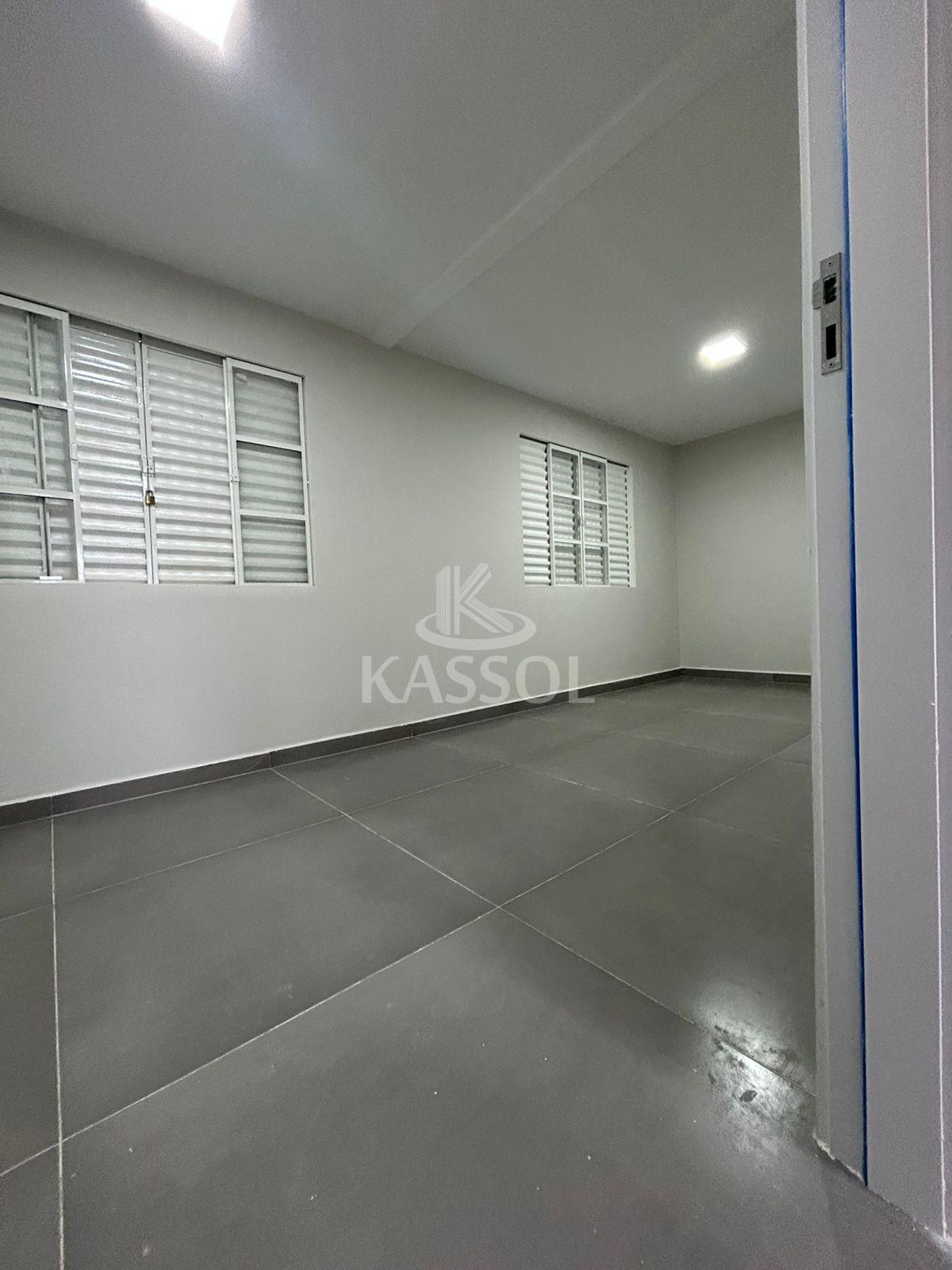 Casa reformada com 2 quartos e amplo jardim prximo ao Colgio Schuster