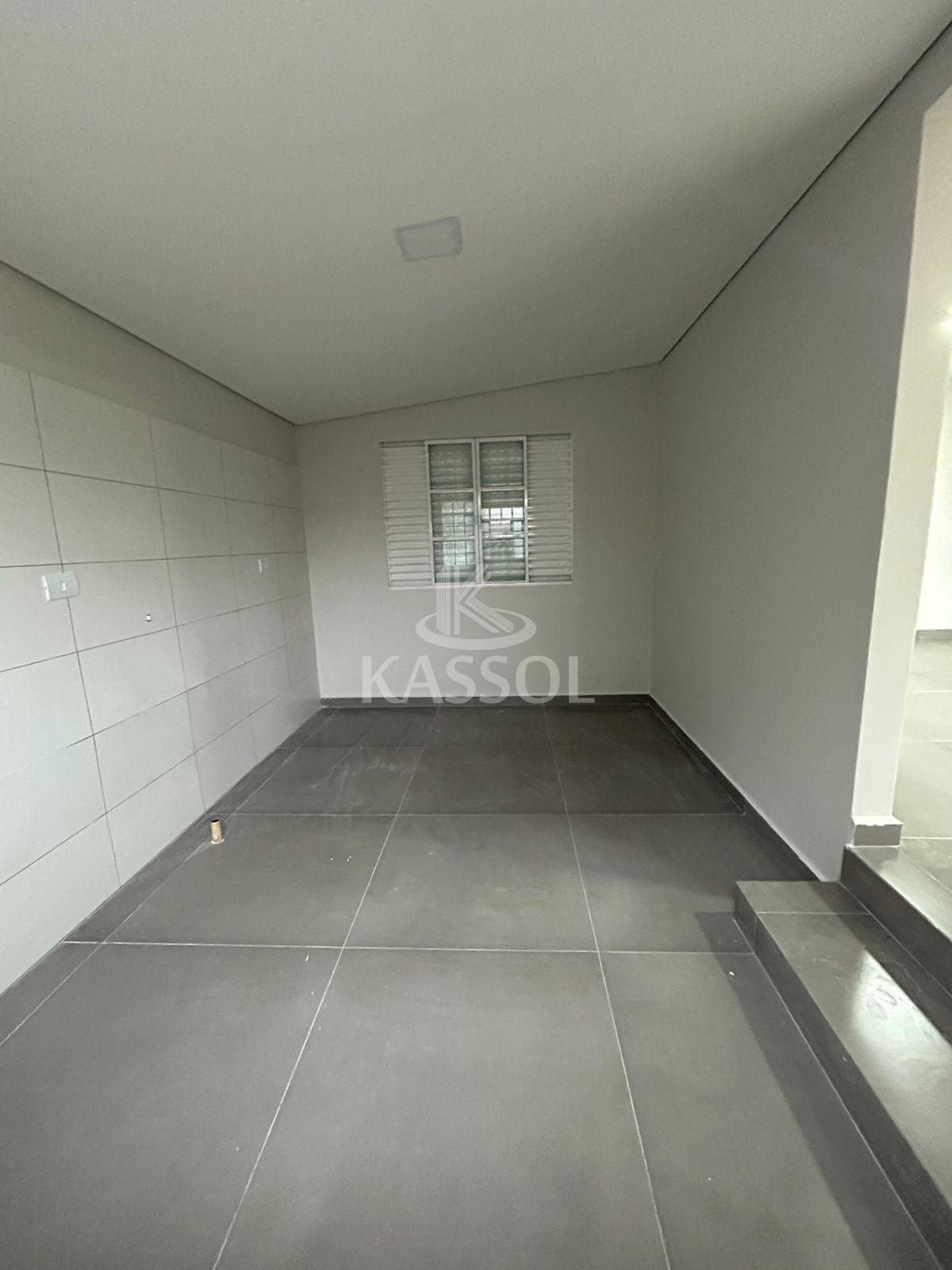 Casa reformada com 2 quartos e amplo jardim prximo ao Colgio Schuster