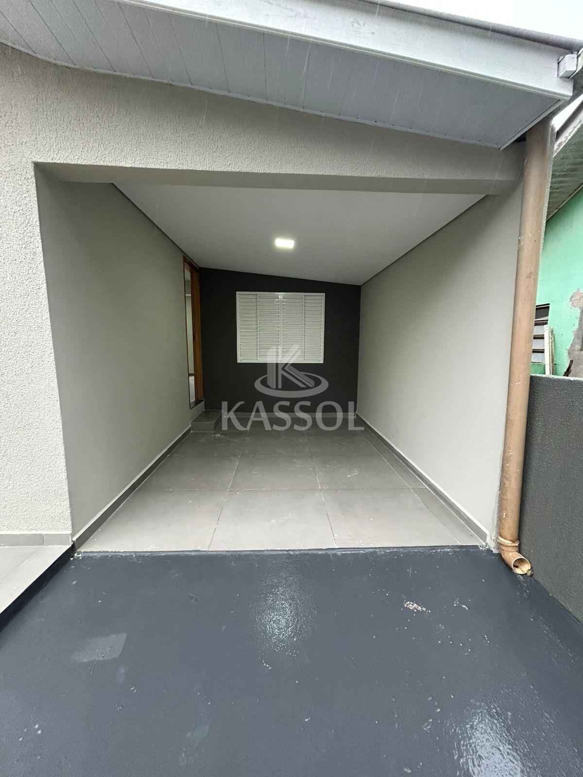 Casa reformada com 2 quartos e amplo jardim prximo ao Colgio Schuster