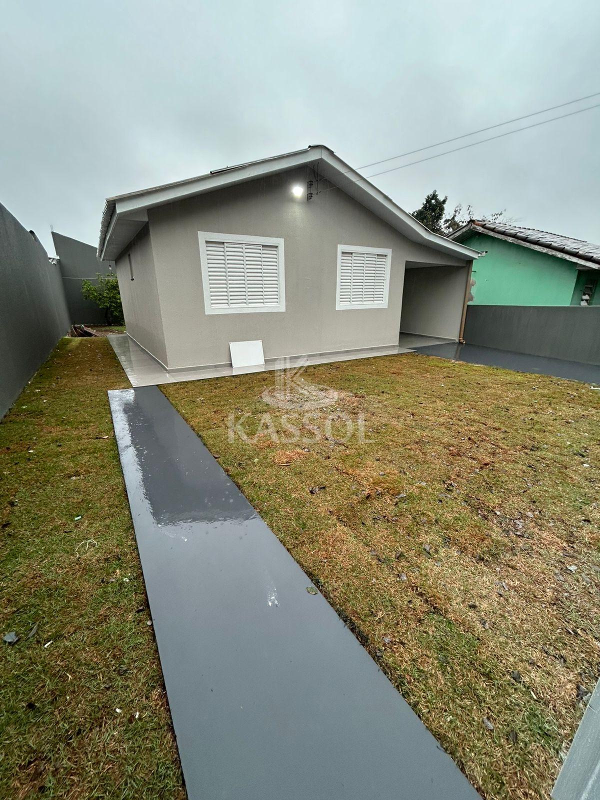 Casa reformada com 2 quartos e amplo jardim prximo ao Colgio Schuster
