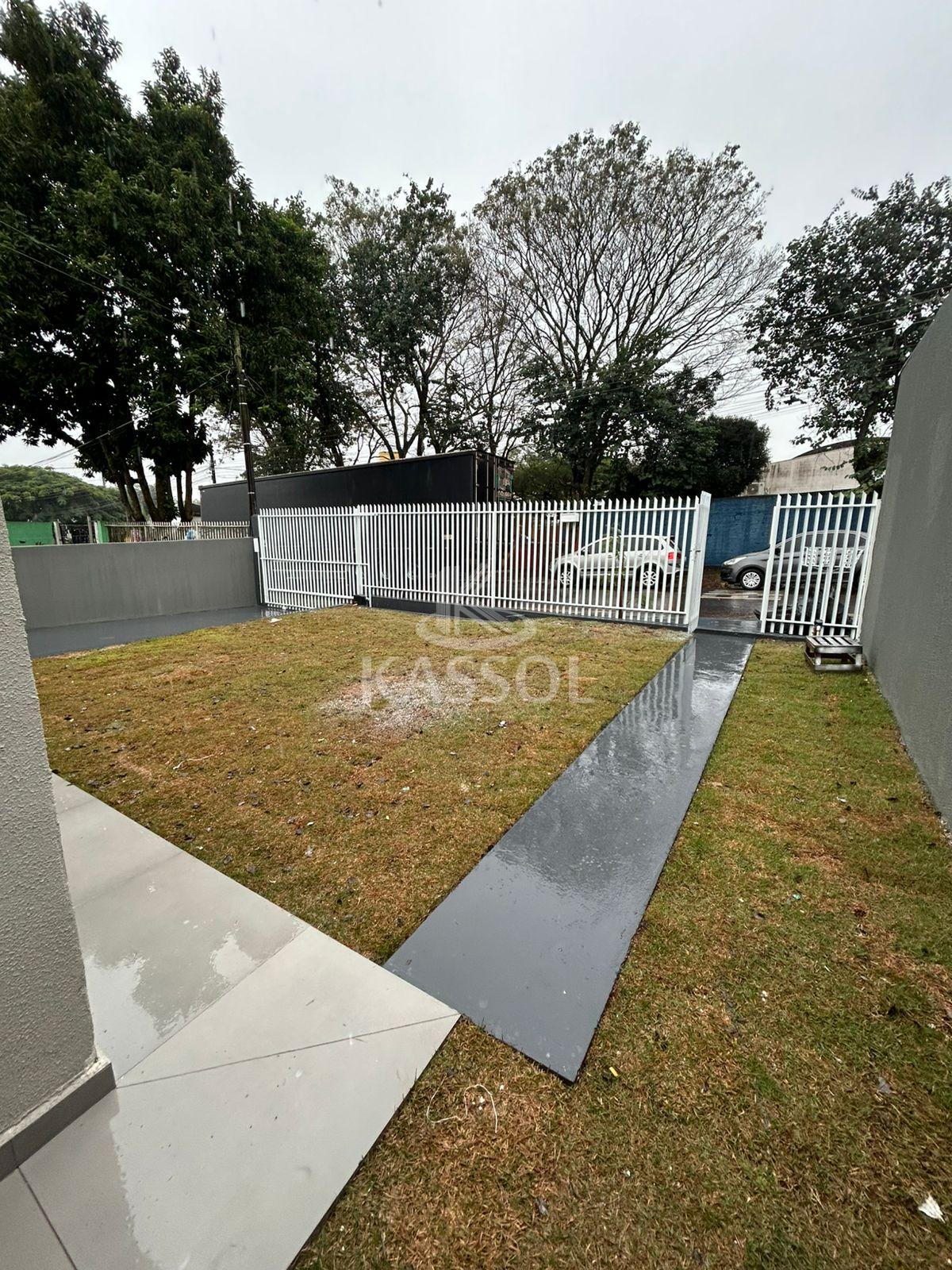 Casa reformada com 2 quartos e amplo jardim prximo ao Colgio Schuster