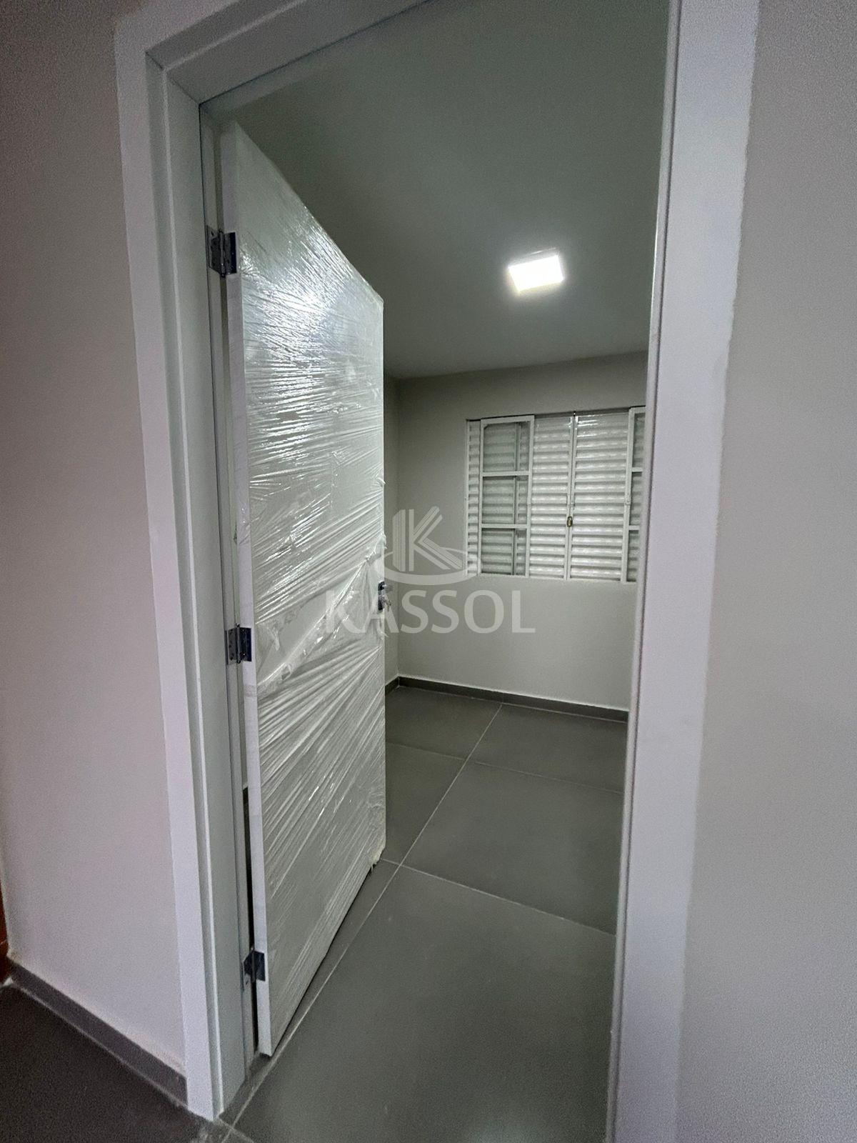 Casa reformada com 2 quartos e amplo jardim prximo ao Colgio Schuster