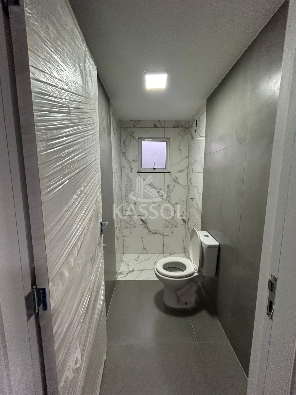 Casa reformada com 2 quartos e amplo jardim prximo ao Colgio Schuster