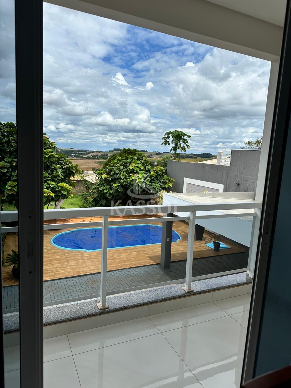Sobrado venda, Quedas do Iguau-Pr, 03 dormitrios e piscina, sobra de terreno