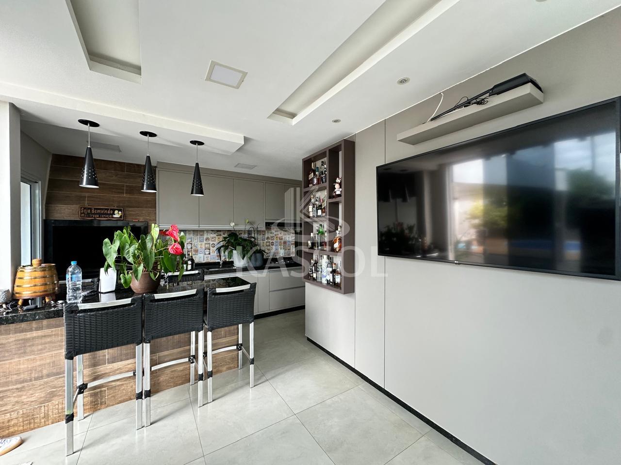 Sobrado venda, Quedas do Iguau-Pr, 03 dormitrios e piscina, sobra de terreno