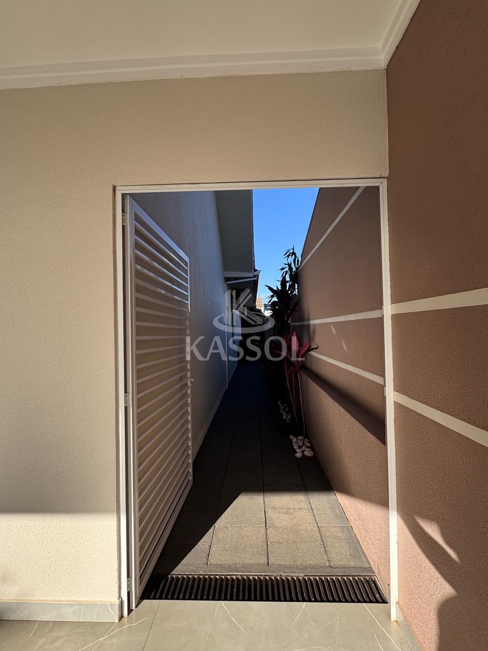 Casa em Condomno Fechado no Jardim Pacaembu com 01 Suite +02 Quartos