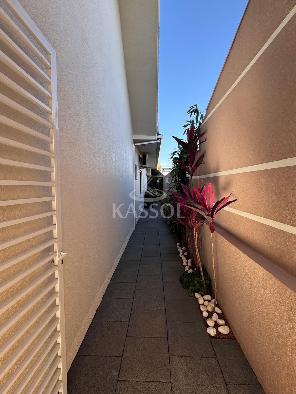 Casa em Condomno Fechado no Jardim Pacaembu com 01 Suite +02 Quartos