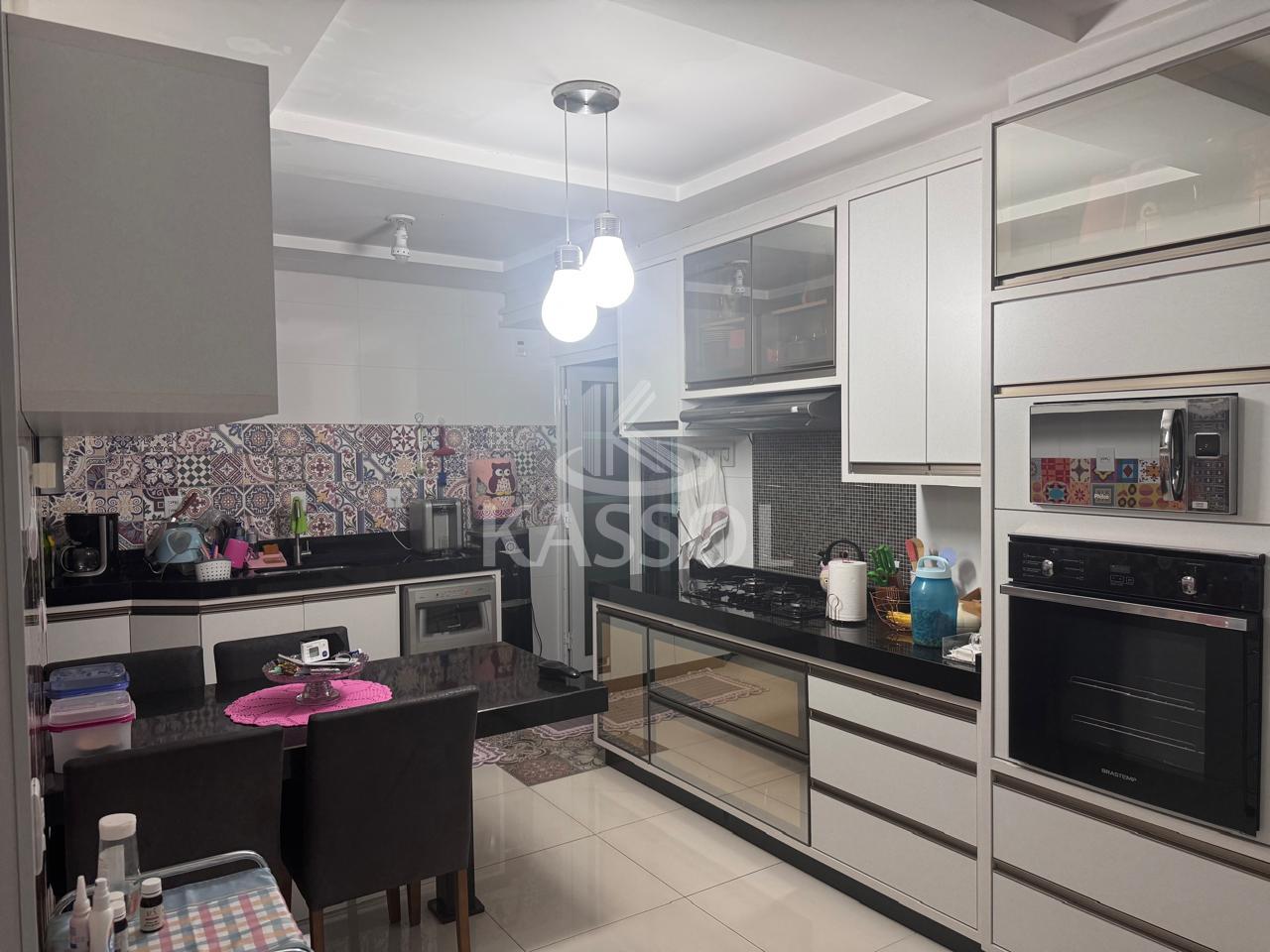 Casa em Condomno Fechado no Jardim Pacaembu com 01 Suite +02 Quartos