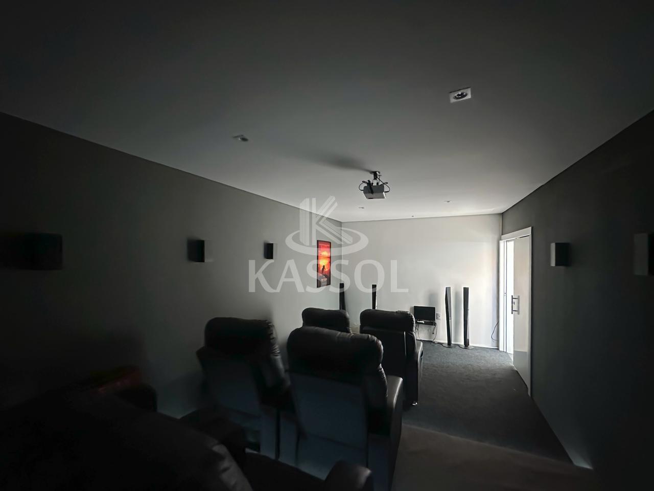 Sobrado no Condomnio Treviso com 2 suites e 2 quartos, rea gourmet, piscina