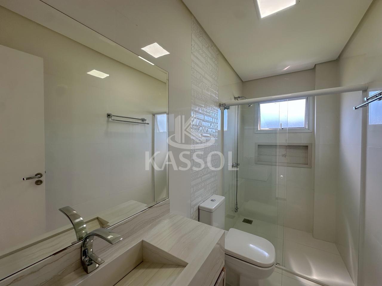 Sobrado no Condomnio Treviso com 2 suites e 2 quartos, rea gourmet, piscina