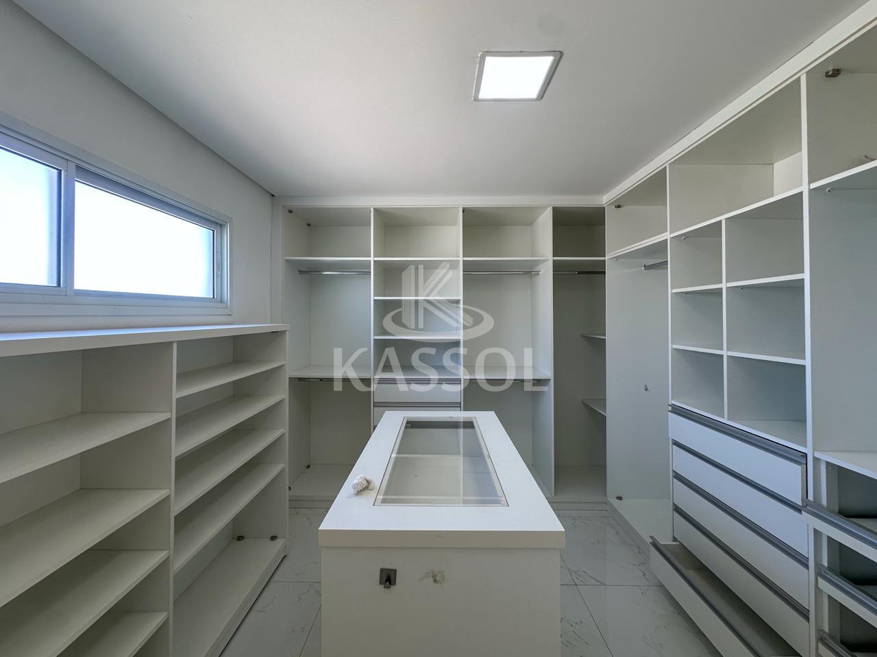 Sobrado no Condomnio Treviso com 2 suites e 2 quartos, rea gourmet, piscina
