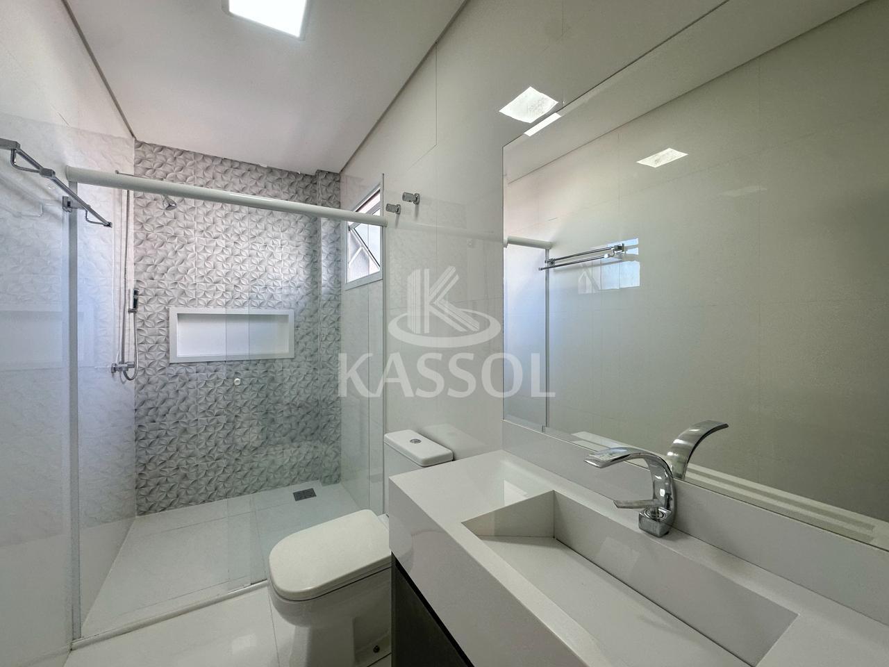 Sobrado no Condomnio Treviso com 2 suites e 2 quartos, rea gourmet, piscina