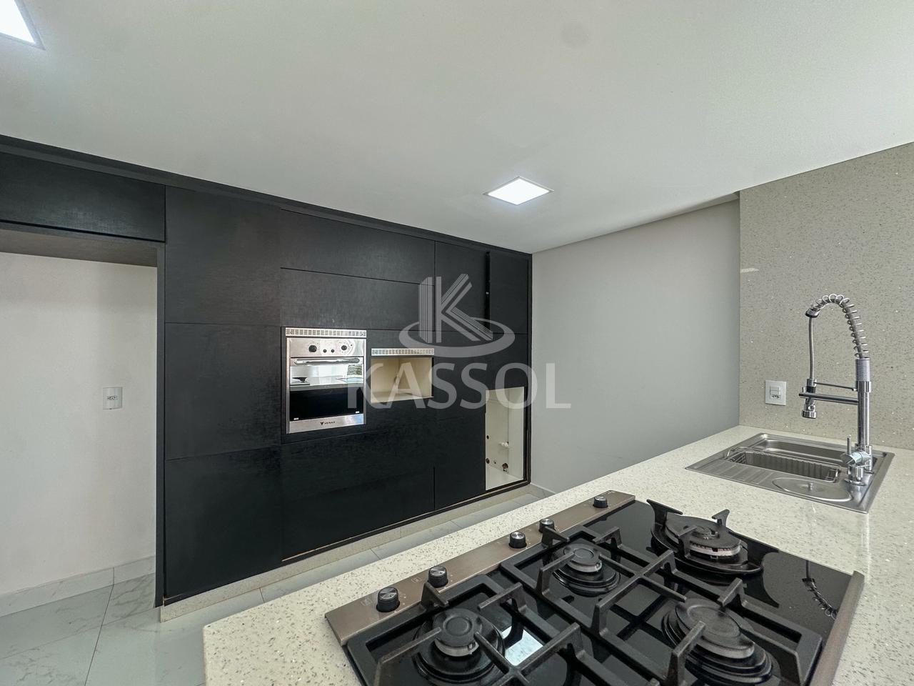 Sobrado no Condomnio Treviso com 2 suites e 2 quartos, rea gourmet, piscina