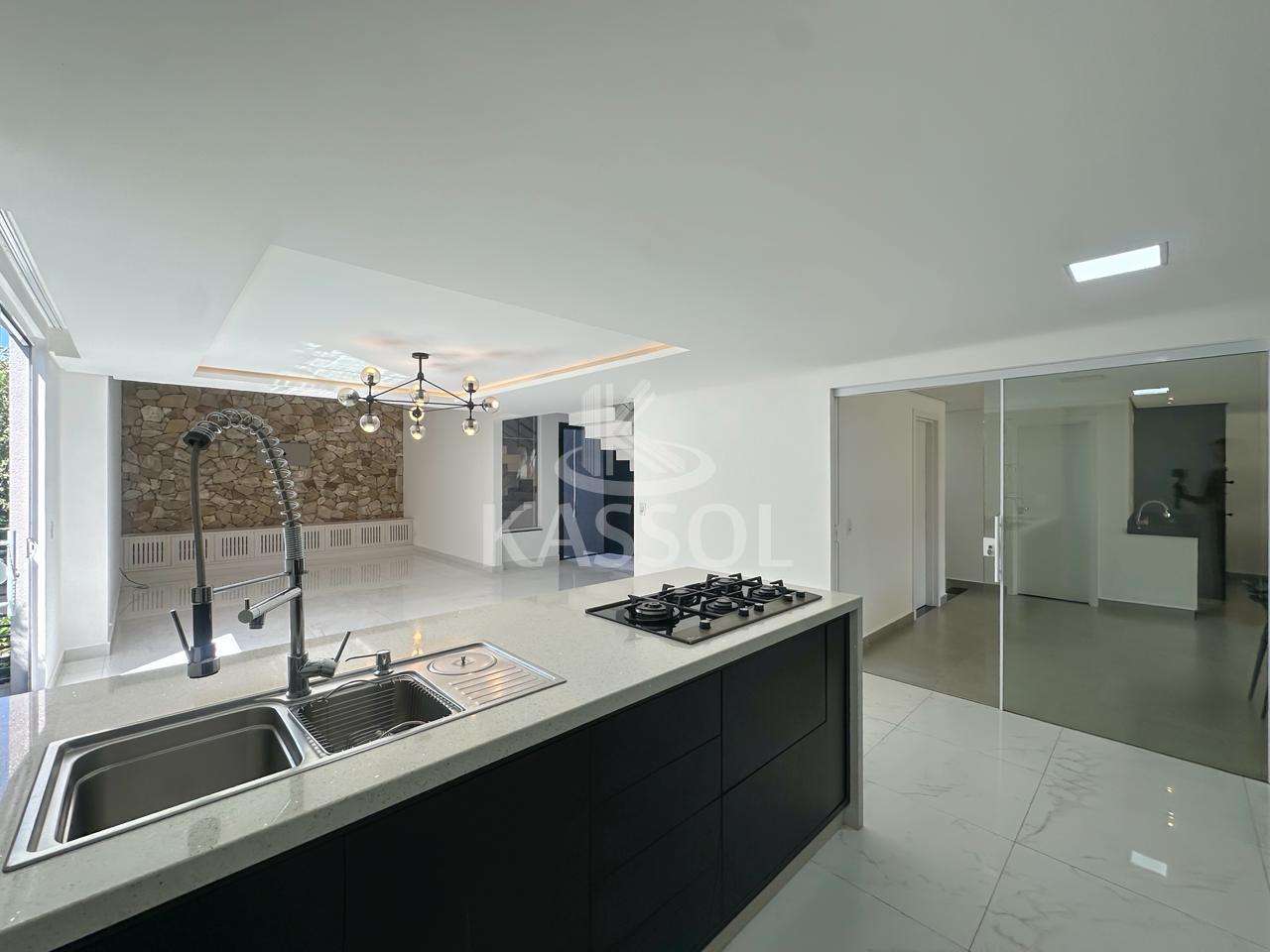 Sobrado no Condomnio Treviso com 2 suites e 2 quartos, rea gourmet, piscina