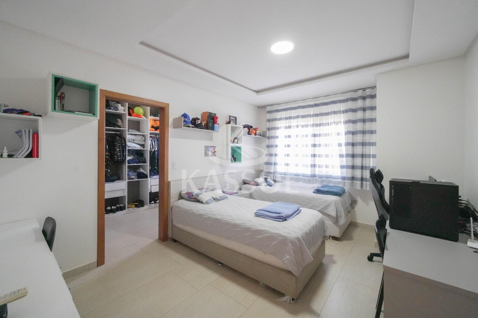 Sobrado no Treviso com 4 sutes e 1 demi-suite amplo jardim com playground