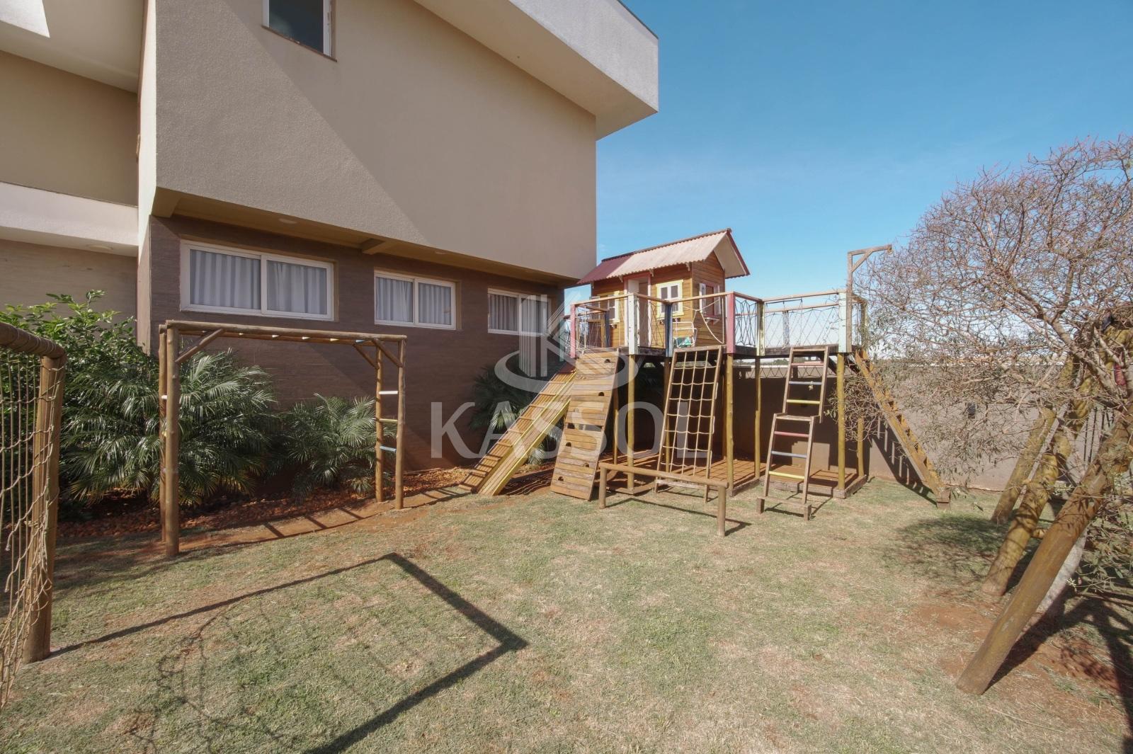 Sobrado no Treviso com 4 sutes e 1 demi-suite amplo jardim com playground