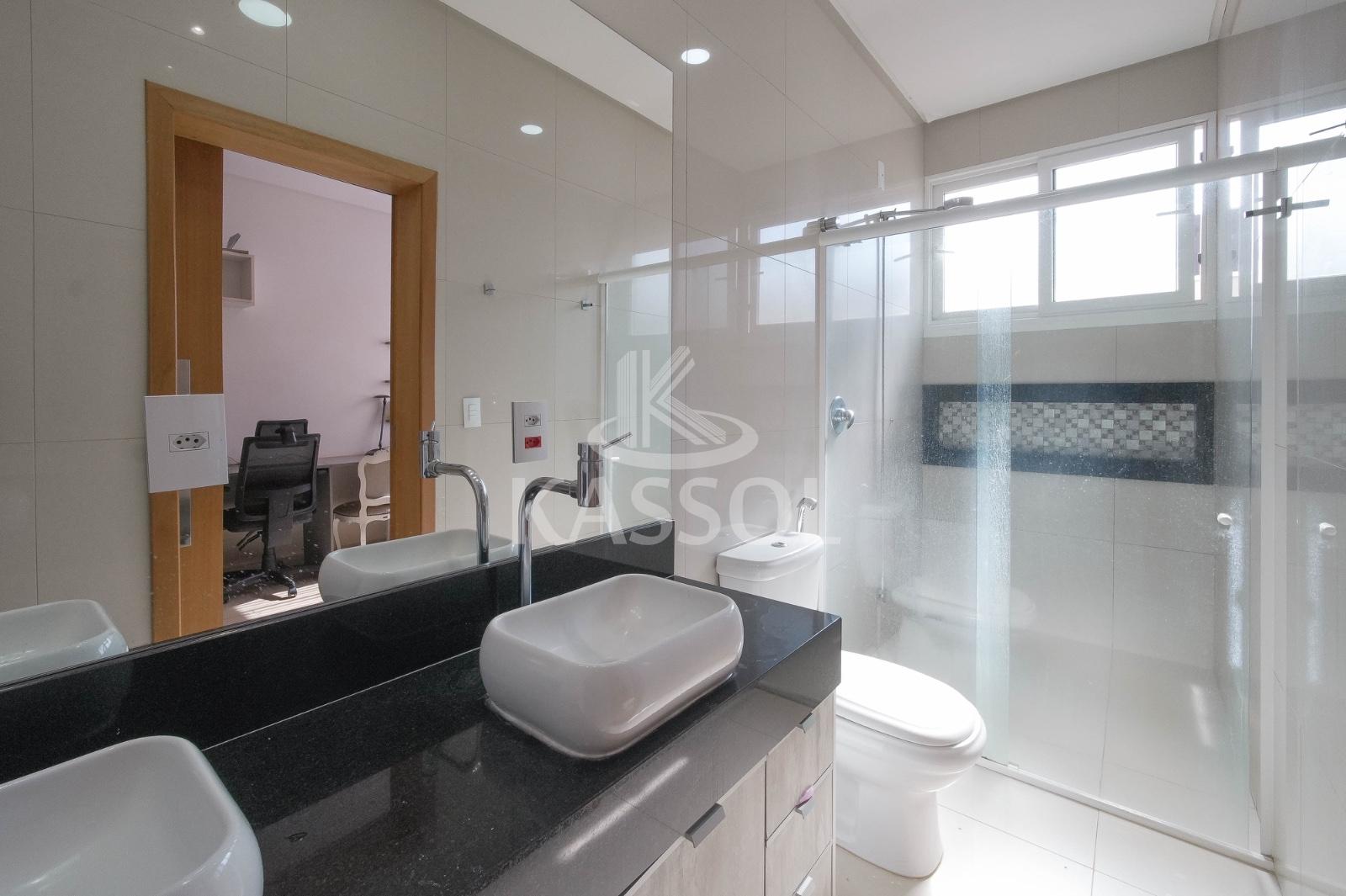 Sobrado no Treviso com 4 sutes e 1 demi-suite amplo jardim com playground