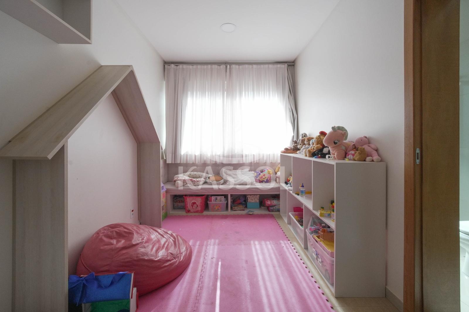 Sobrado no Treviso com 4 sutes e 1 demi-suite amplo jardim com playground
