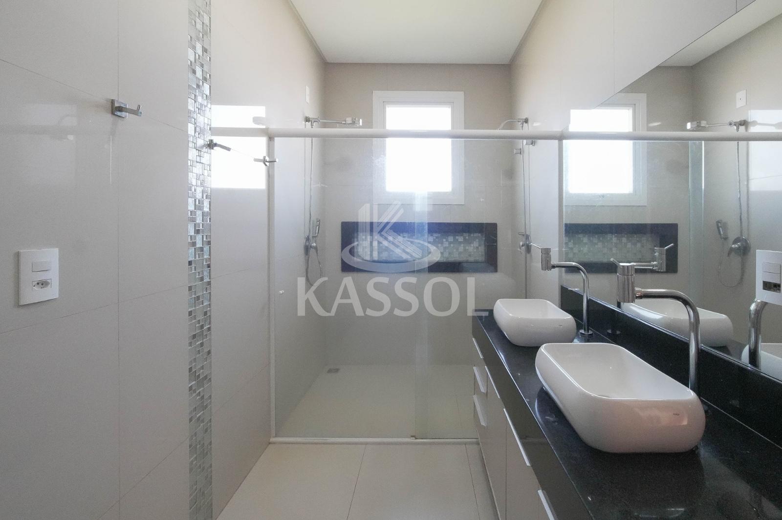 Sobrado no Treviso com 4 sutes e 1 demi-suite amplo jardim com playground