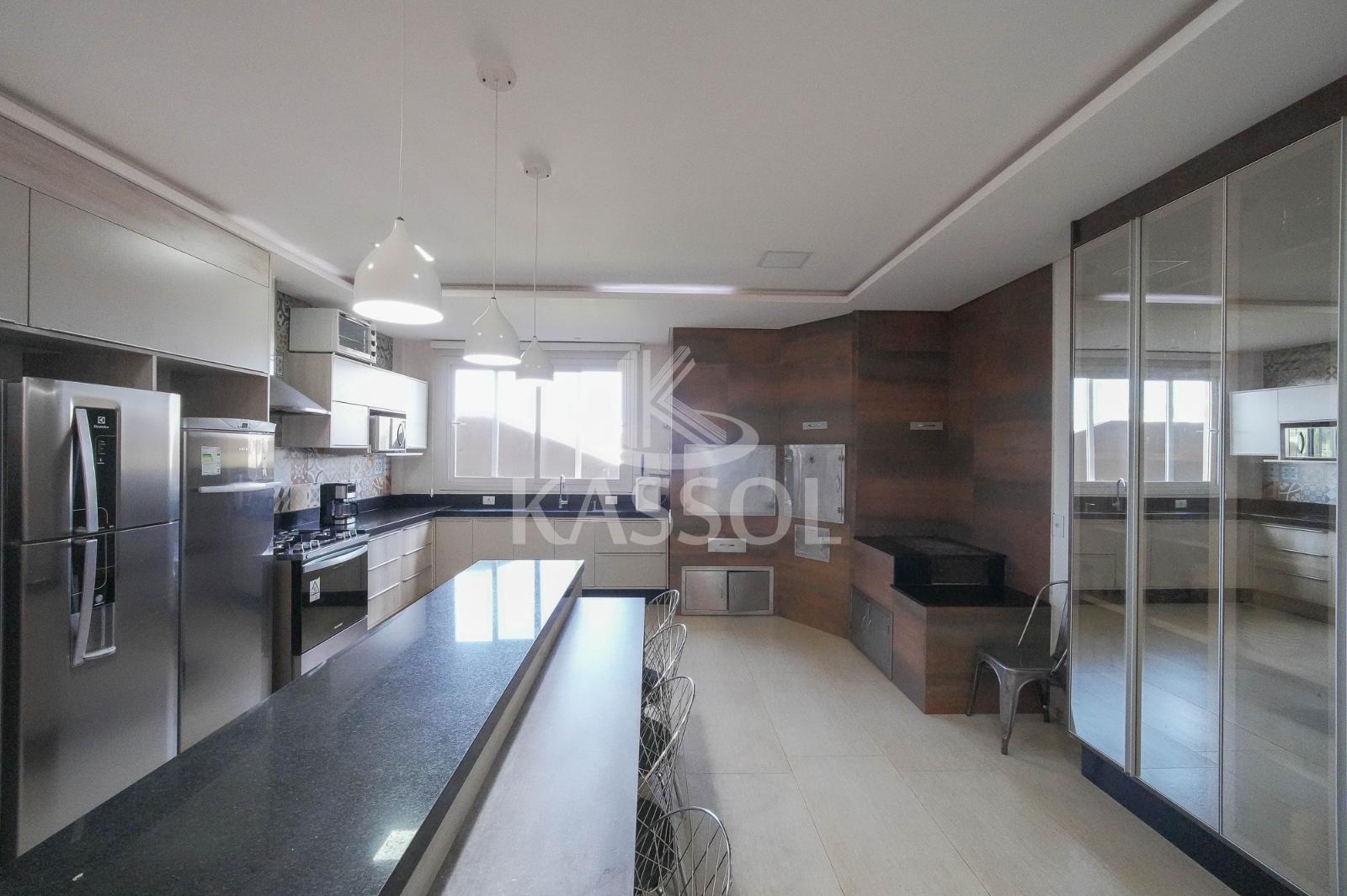Sobrado no Treviso com 4 sutes e 1 demi-suite amplo jardim com playground