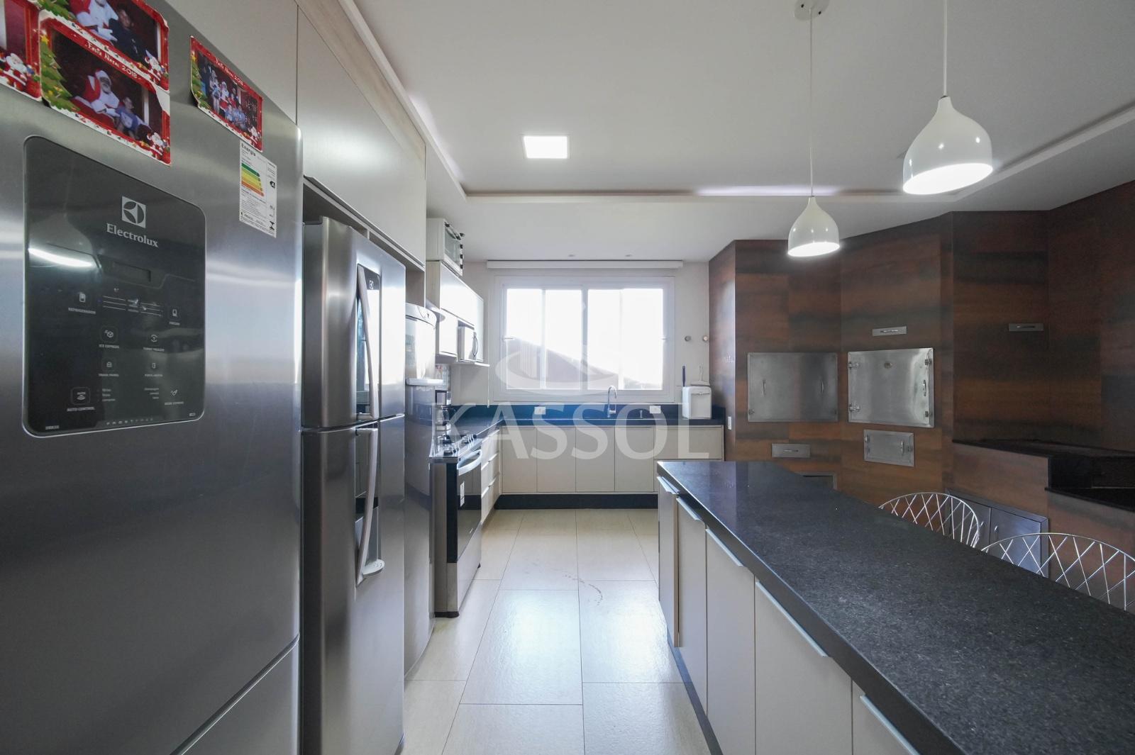 Sobrado no Treviso com 4 sutes e 1 demi-suite amplo jardim com playground