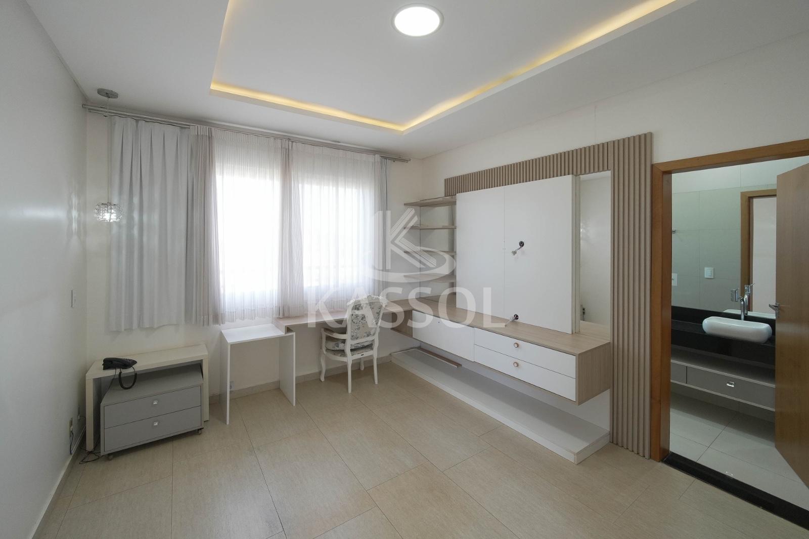 Sobrado no Treviso com 4 sutes e 1 demi-suite amplo jardim com playground