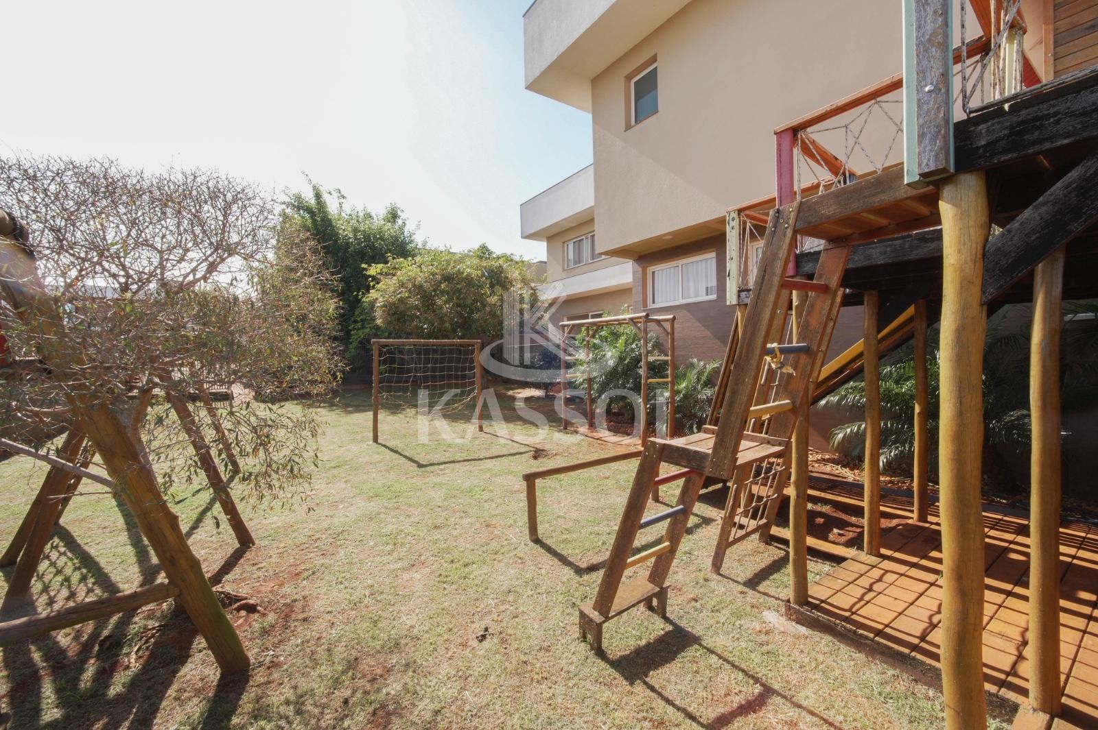 Sobrado no Treviso com 4 sutes e 1 demi-suite amplo jardim com playground