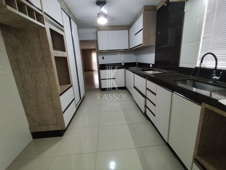Apartamento Semi mobiliado no centro, 01 Suite mais 02 quartos, 02 vagas.