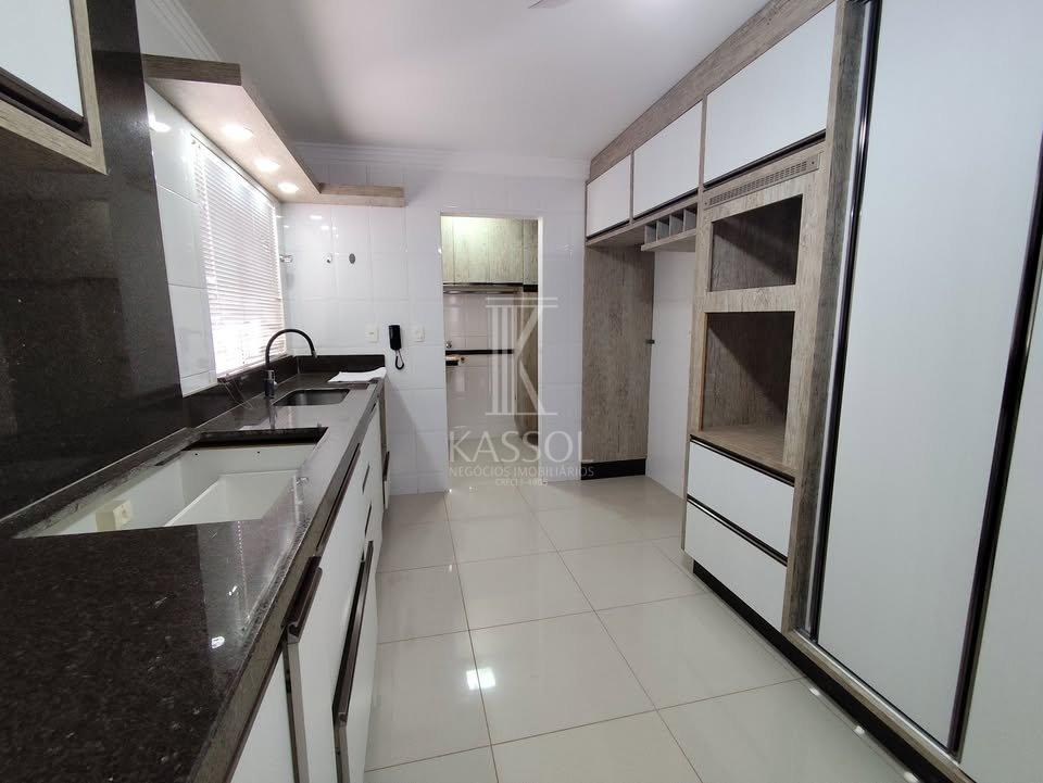Apartamento Semi mobiliado no centro, 01 Suite mais 02 quartos, 02 vagas.
