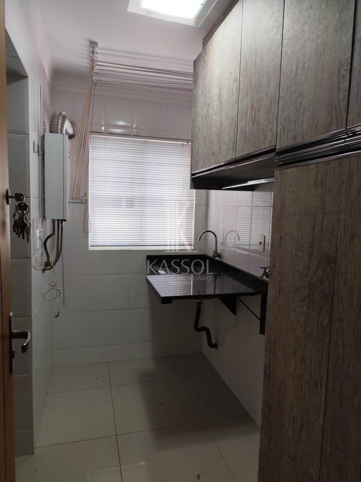 Apartamento Semi mobiliado no centro, 01 Suite mais 02 quartos, 02 vagas.