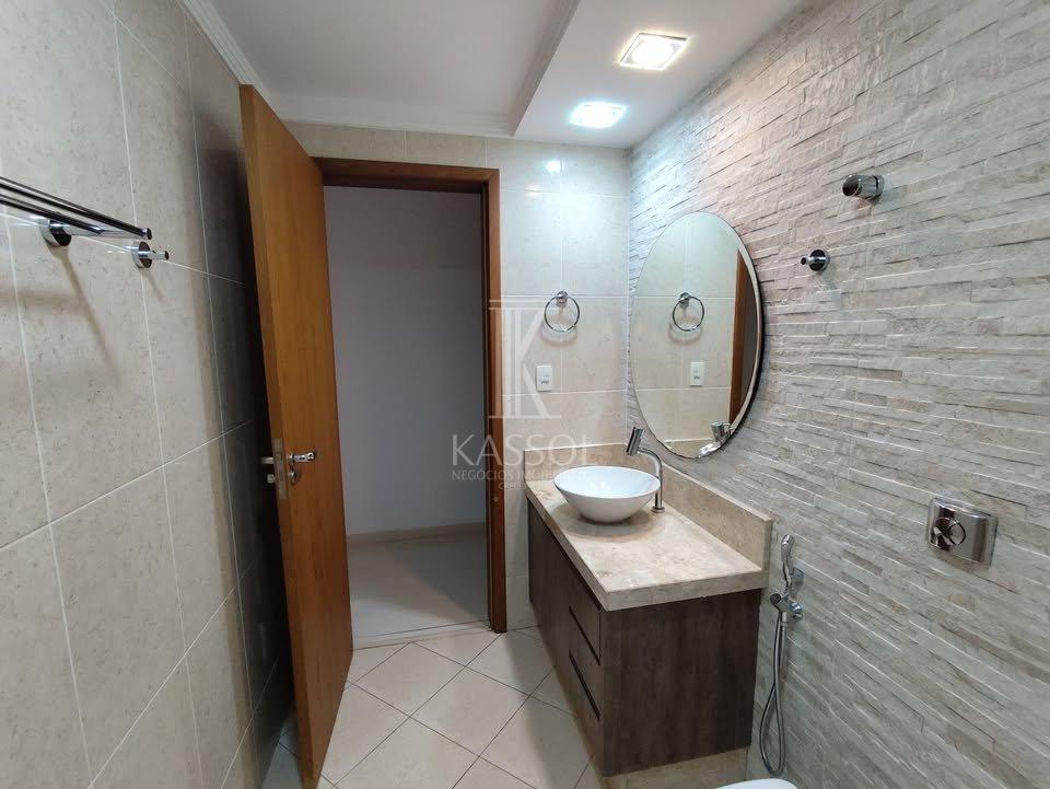 Apartamento Semi mobiliado no centro, 01 Suite mais 02 quartos, 02 vagas.
