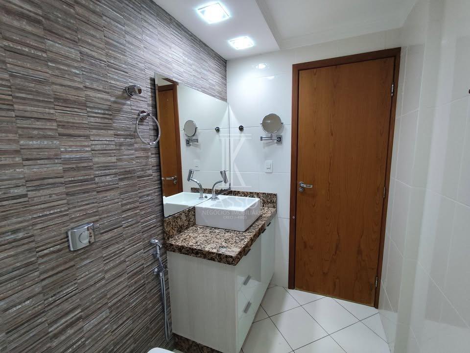 Apartamento Semi mobiliado no centro, 01 Suite mais 02 quartos, 02 vagas.