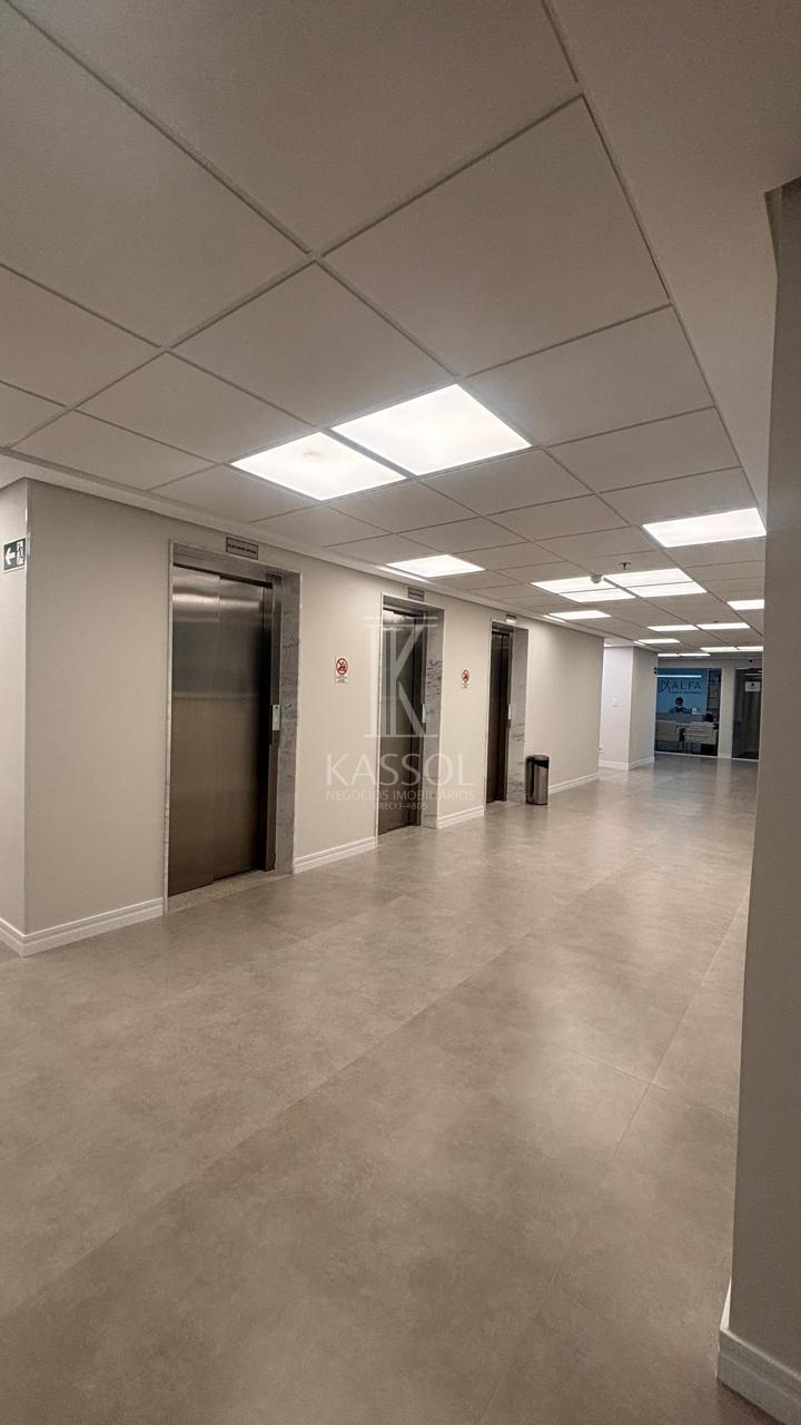 Sala no Dom Medical Center com rea total de 103,24 m, sendo 41,59 m privativos.