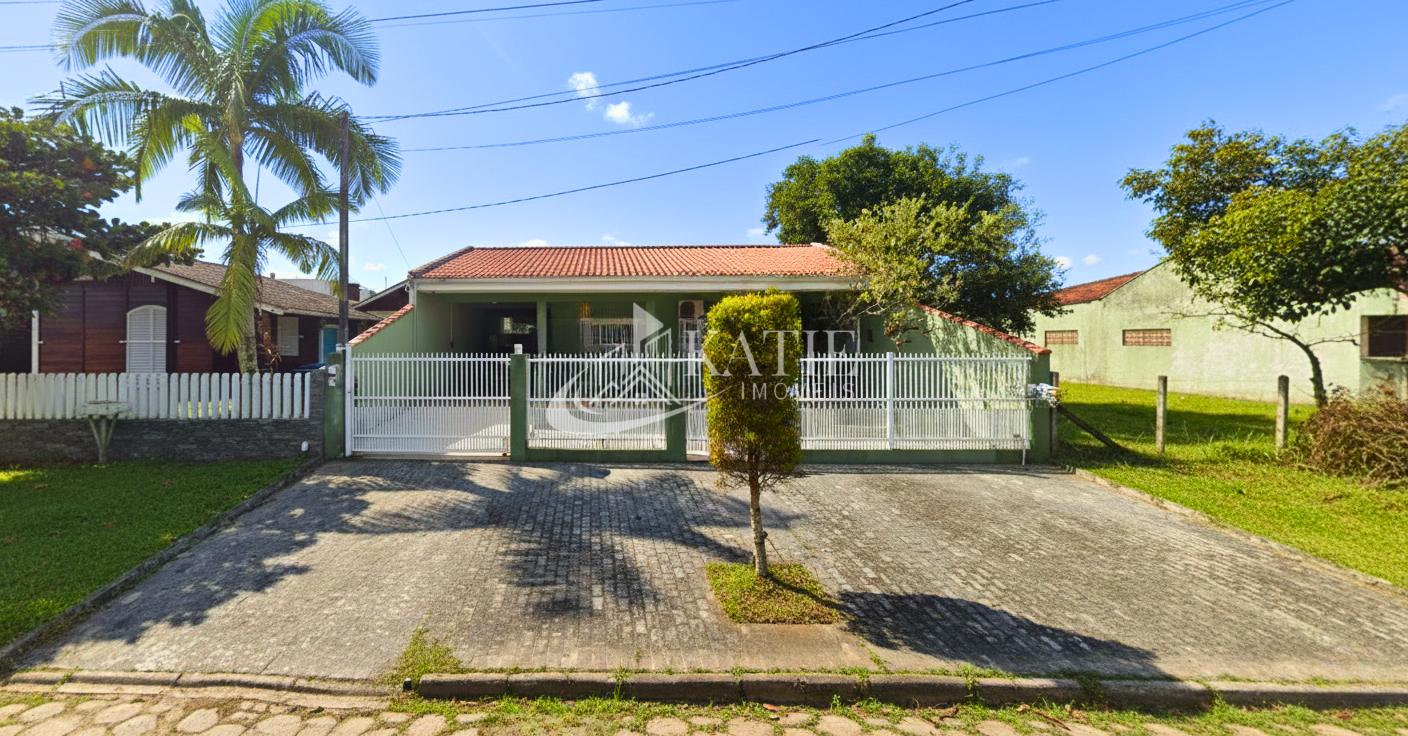 Casa à venda aproximadamente 100 metros do mar, Praia de Leste...