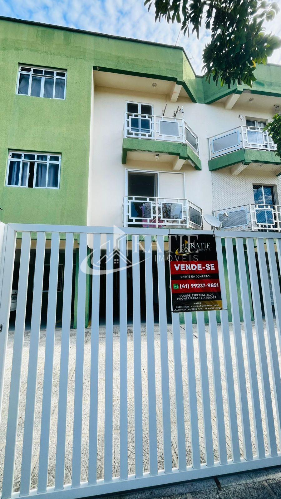 Apartamento com sacada a poucos passos do mar  em Praia de Leste