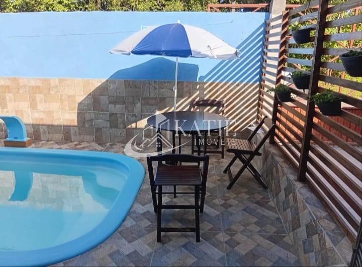 Casa com 3 quartos e 2 banheiros com piscina - praia de leste