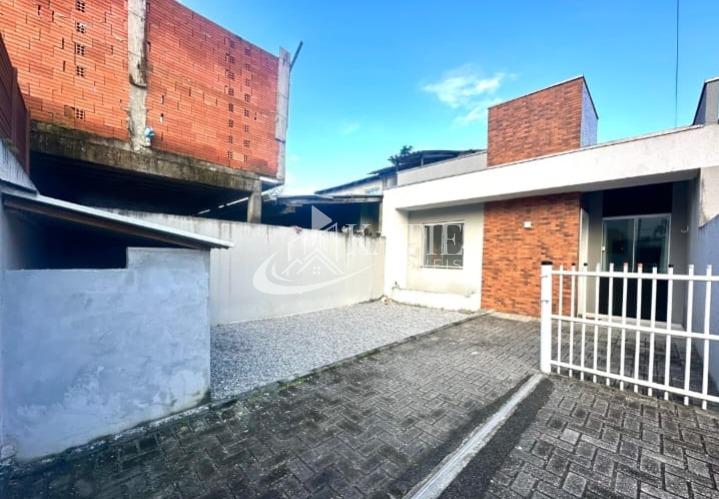 Oportunidade  casa com 2 quartos e garagem em Matinhos 