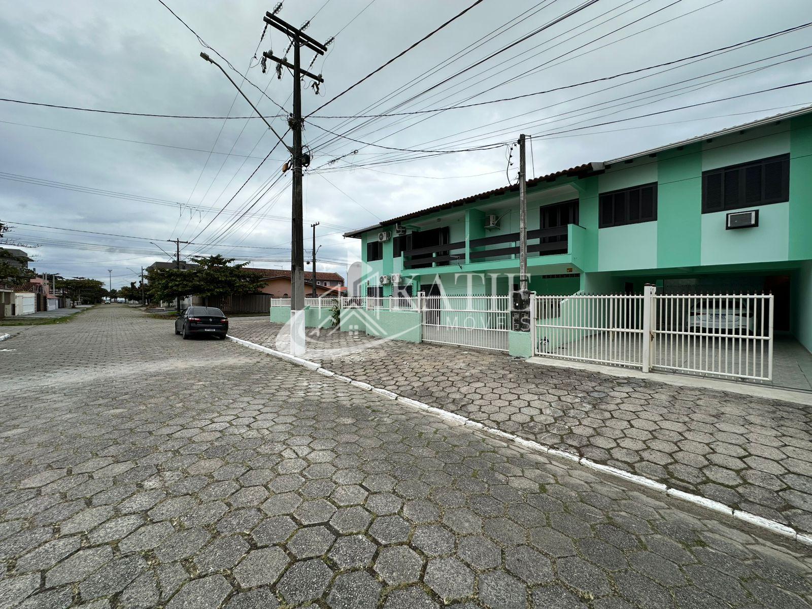 Apartamento mobiliado com suíte a 100m do mar  em Praia De Leste