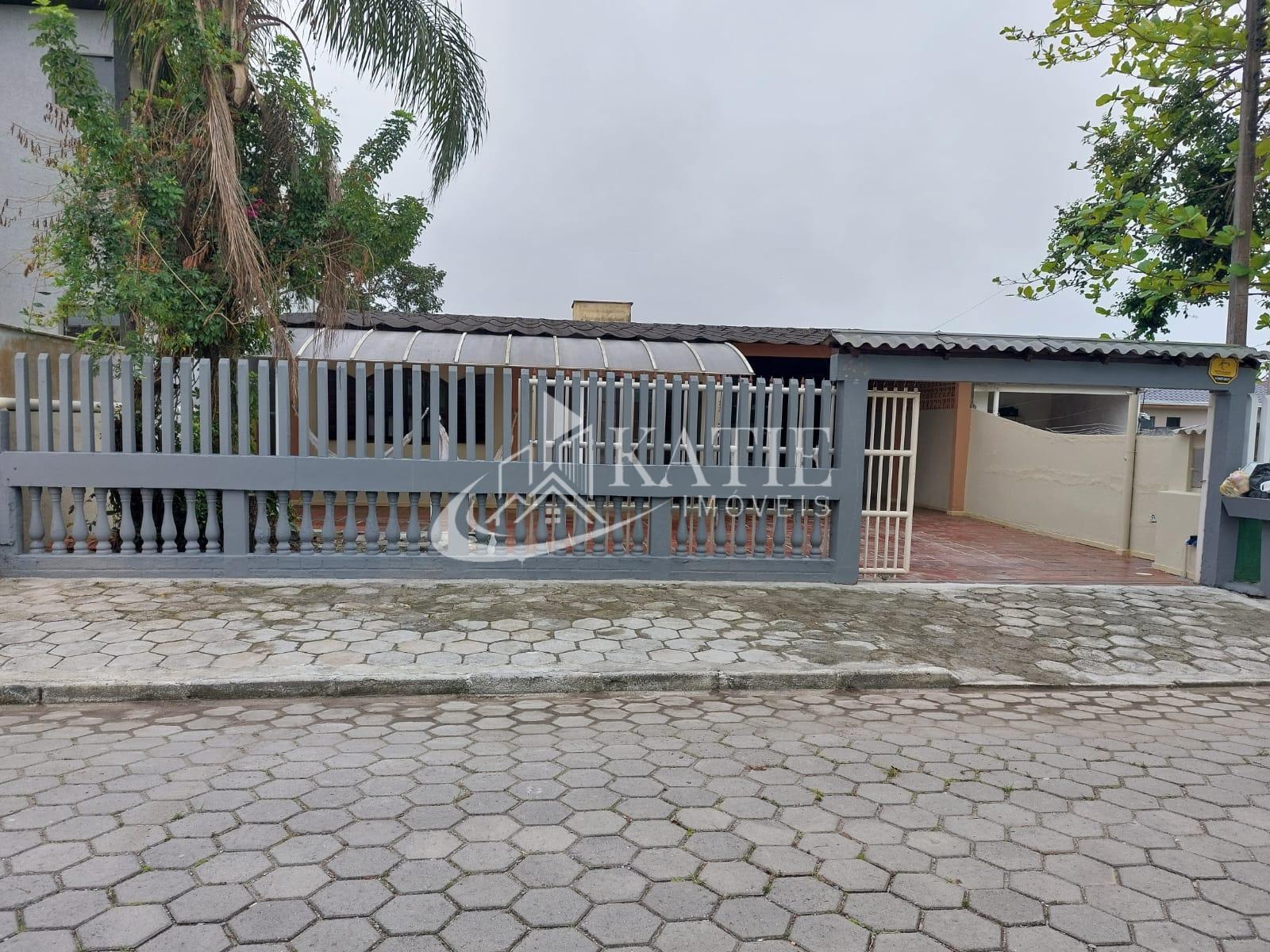 Casa em Praia de Leste com 3 quartos
