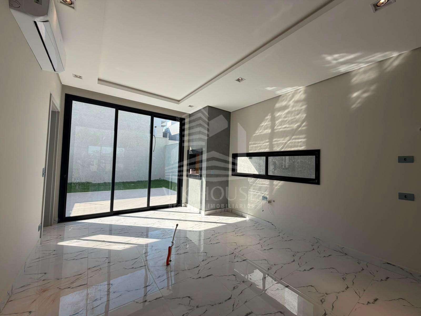 SOBRADO NOVO SEMI MOBILIADO COM 3 SUITES DISPONÍVEL PARA LOCAÇÃO