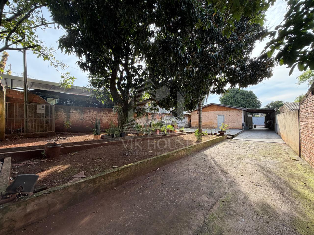 CASA COM AMPLO TERRENO E PISCINA A VENDA NO CAMPOS DO IGUAÇU