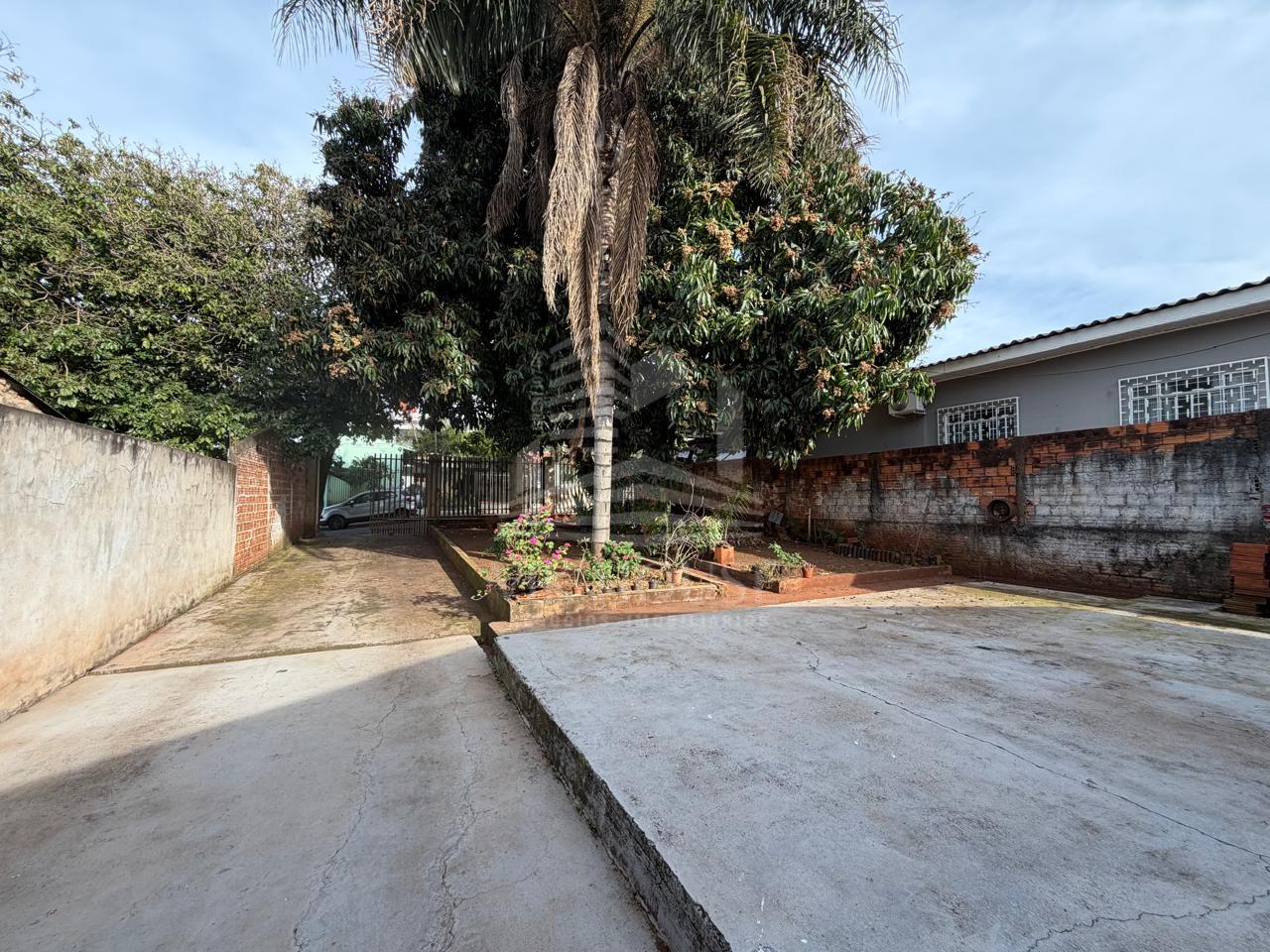 CASA COM AMPLO TERRENO E PISCINA A VENDA NO CAMPOS DO IGUAÇU