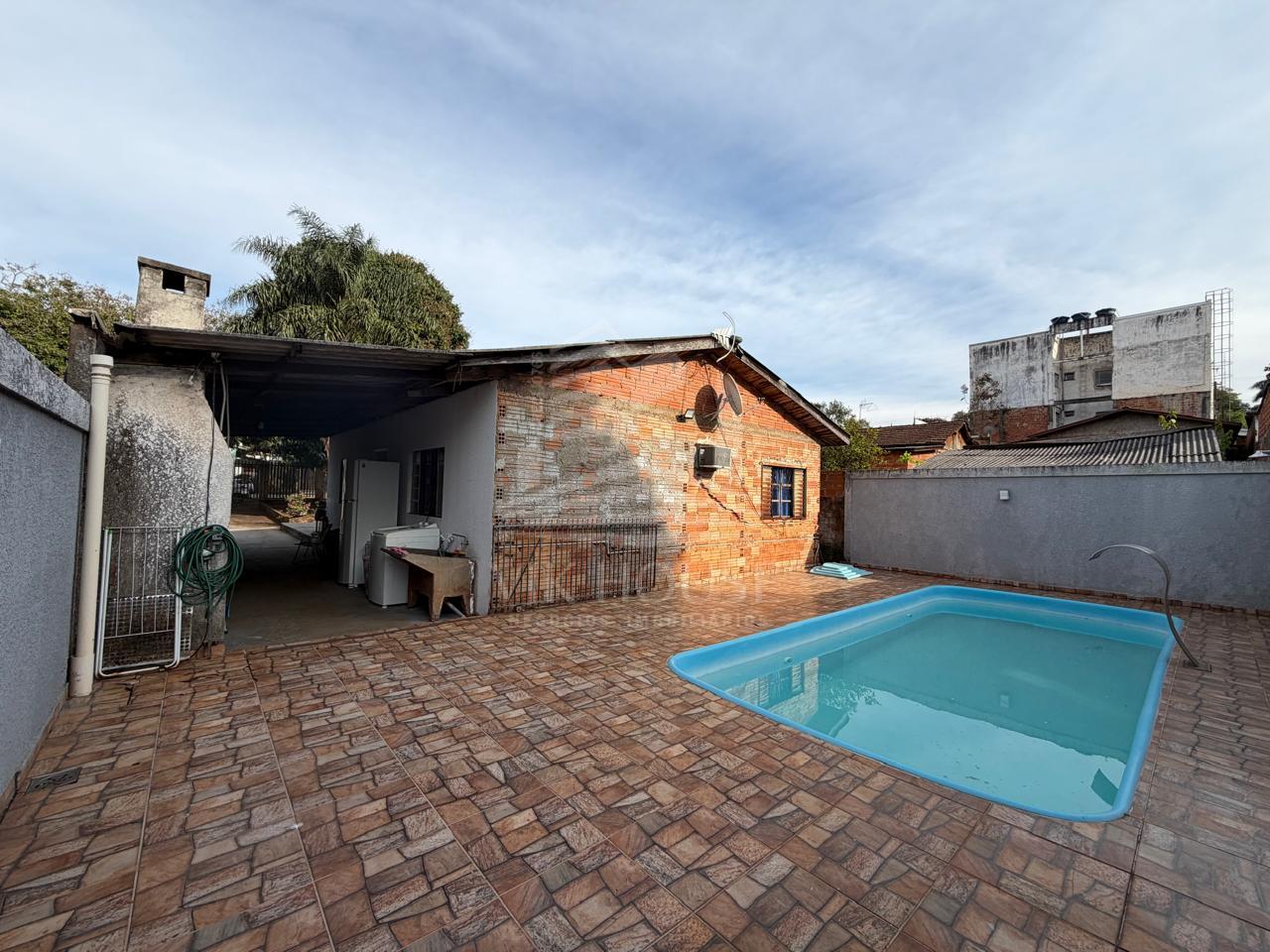 CASA COM AMPLO TERRENO E PISCINA A VENDA NO CAMPOS DO IGUAÇU