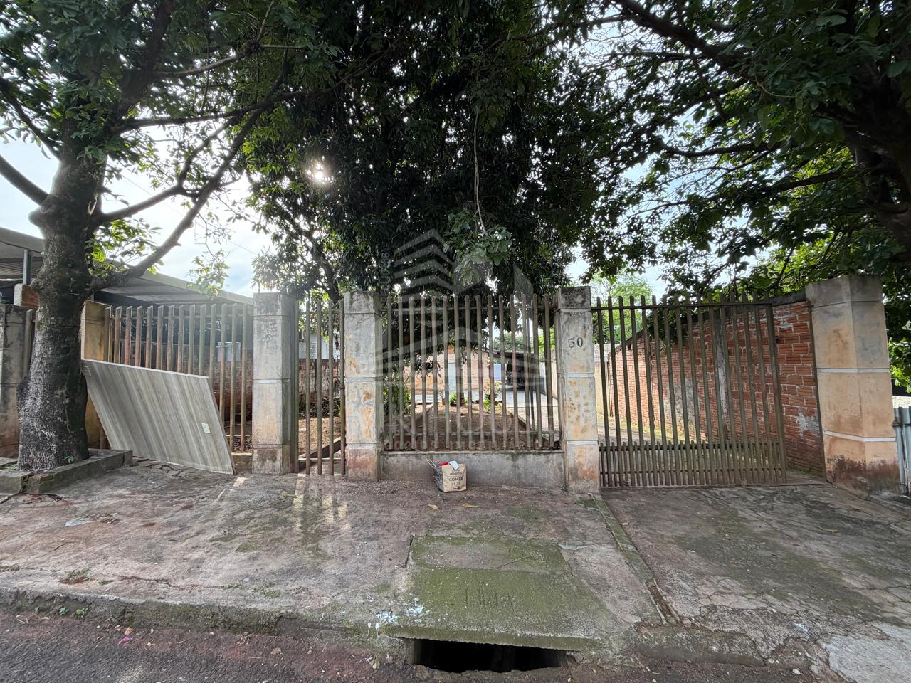 CASA COM AMPLO TERRENO E PISCINA A VENDA NO CAMPOS DO IGUAÇU