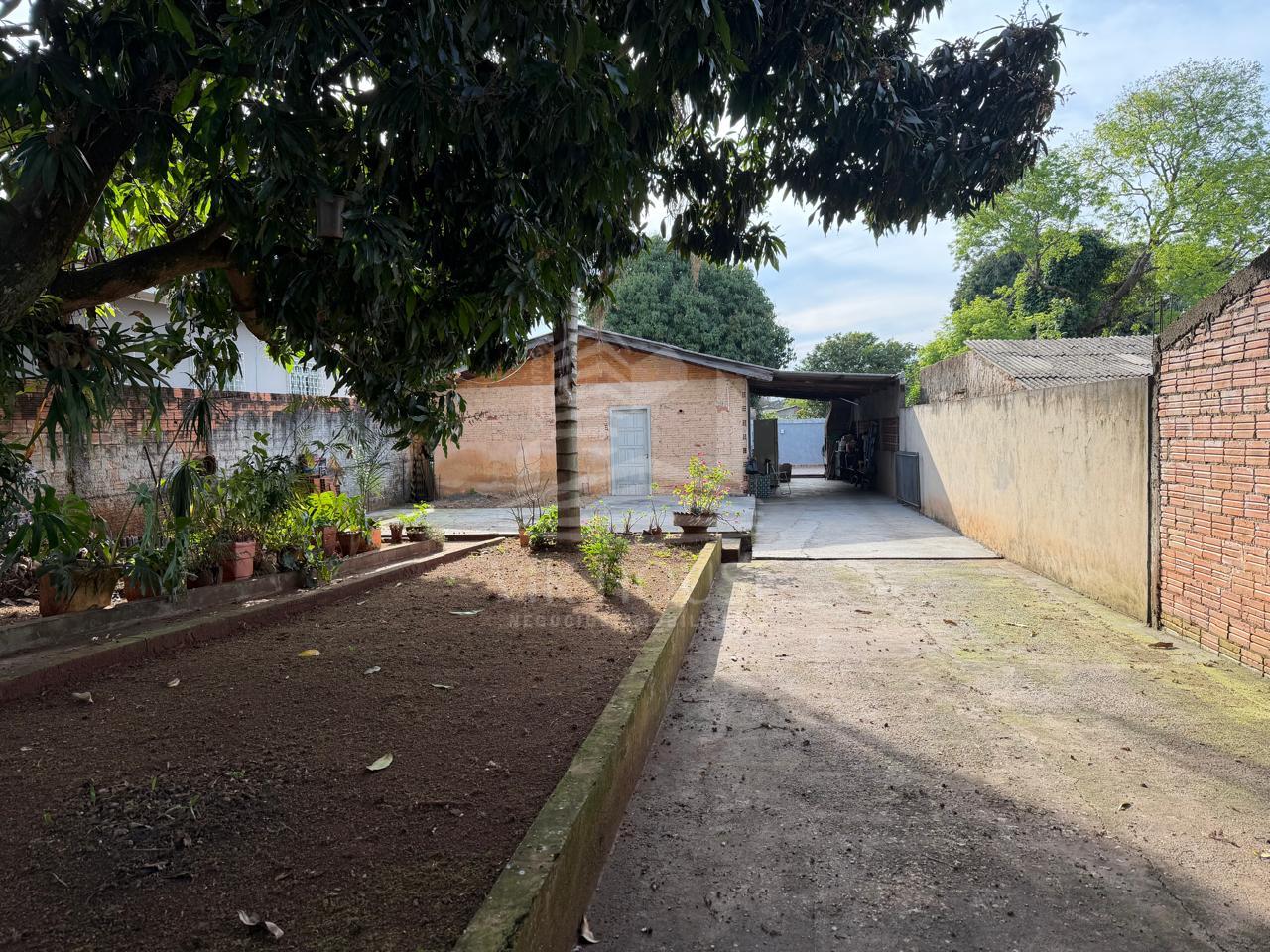 CASA COM AMPLO TERRENO E PISCINA A VENDA NO CAMPOS DO IGUAÇU