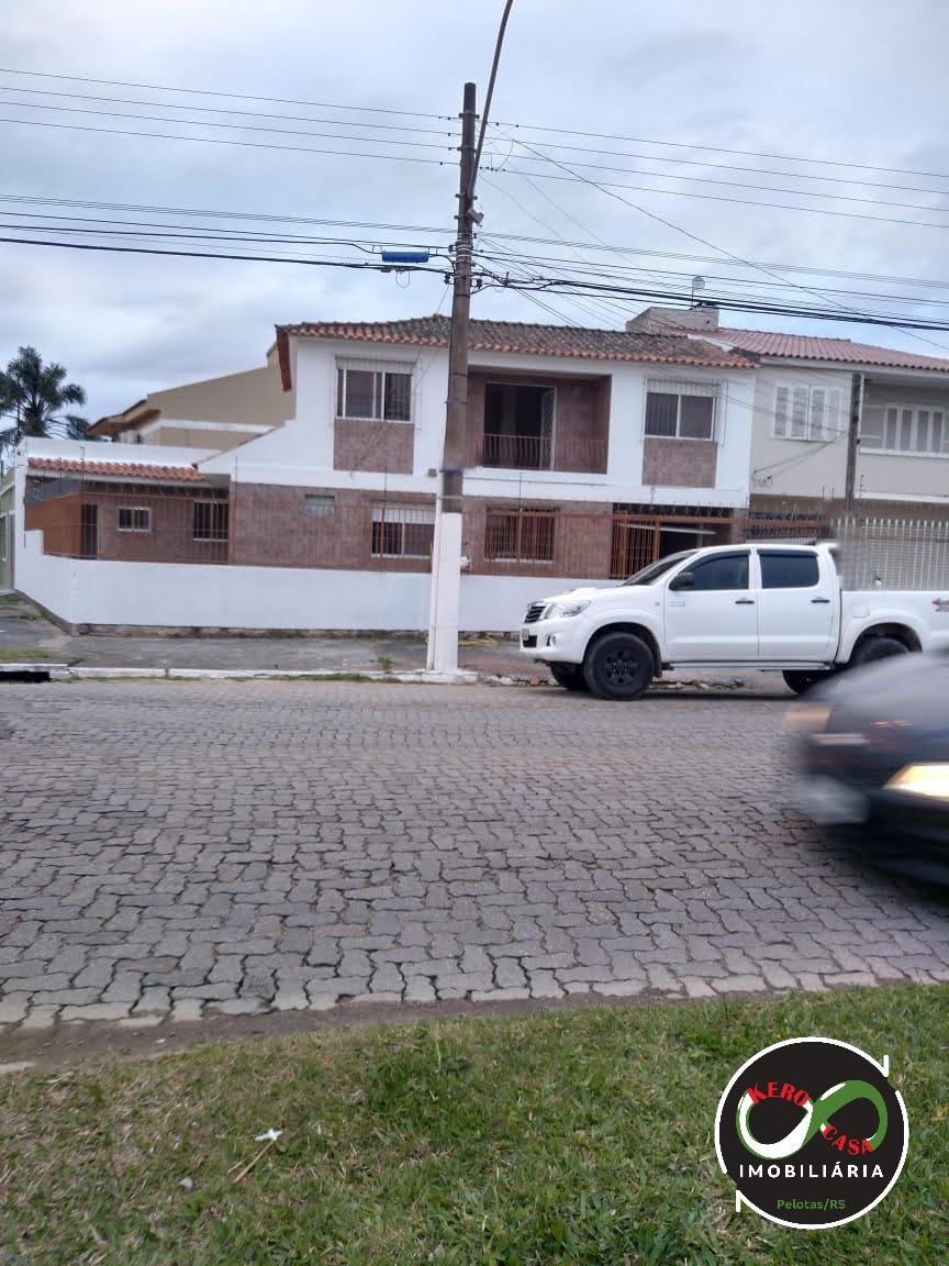 Sobrado à venda, três dormitórios, uma suíte, Areal, PELOTAS - RS